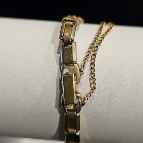 Vintage Newport 17 jewel, swiss movement, gold ladies watch main image 5